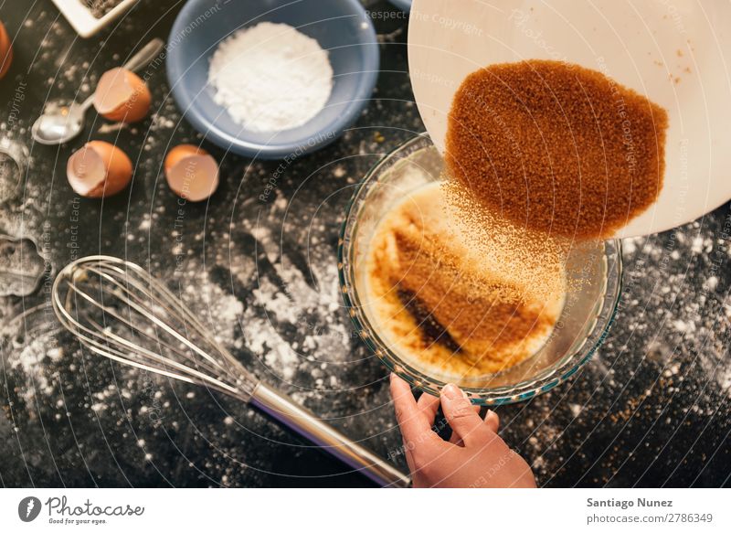 Schöne Frau, die Kekse und Muffins zubereitet. backen Biskuit Plätzchen Koch Küchenchef Dekoration & Verzierung lecker gebastelt heimwärts Essen zubereiten Ei