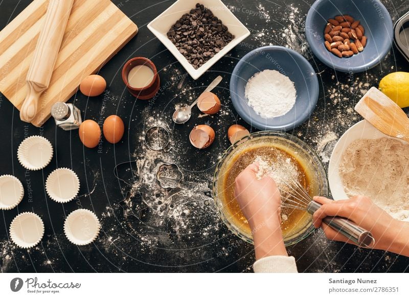 Schöne Frau, die Kekse und Muffins zubereitet. backen Biskuit Plätzchen Koch Küchenchef Dekoration & Verzierung lecker gebastelt heimwärts Essen zubereiten Ei