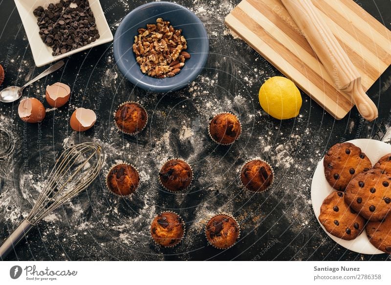 Schöne Frau, die Kekse und Muffins zubereitet. backen Biskuit Plätzchen Koch Küchenchef Dekoration & Verzierung lecker gebastelt heimwärts Essen zubereiten Ei