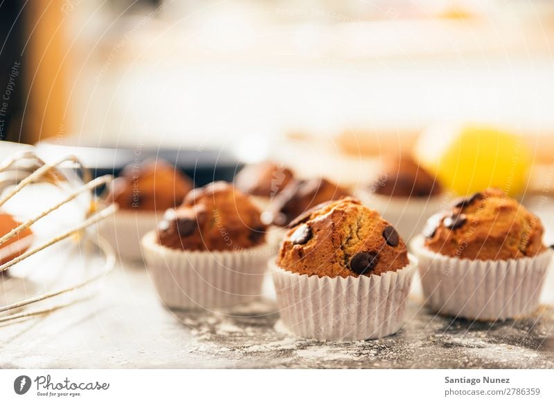 Schöne Frau, die Kekse und Muffins zubereitet. backen Biskuit Plätzchen Koch Küchenchef Dekoration & Verzierung lecker gebastelt heimwärts Essen zubereiten Ei