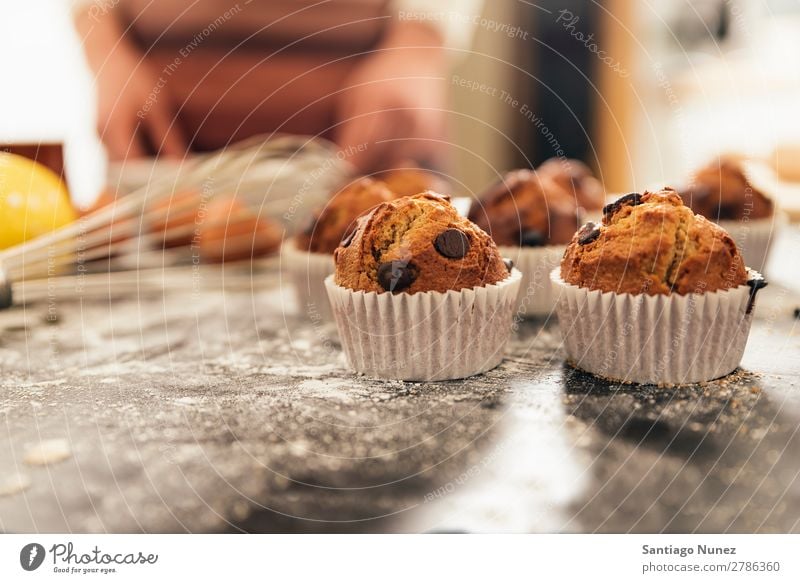 Schöne Frau, die Kekse und Muffins zubereitet. backen Biskuit Plätzchen Koch Küchenchef Dekoration & Verzierung lecker gebastelt heimwärts Essen zubereiten Ei