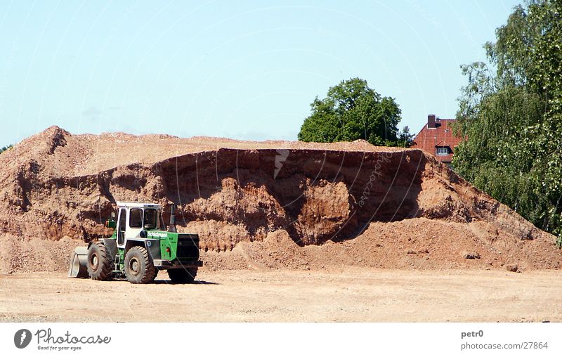 Noch viel zu tun... rot grün Bagger Radlader Sonne Baustelle Arbeit & Erwerbstätigkeit Platz Strukturen & Formen Licht Industrie Sand Stranddüne