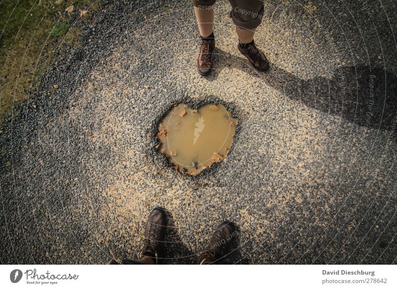 Streetlove Leben Beine 2 Mensch Wasser Zeichen Herz braun grau Wanderschuhe Wege & Pfade Teer Pfütze herzförmig Liebeserklärung Liebesbeziehung stehen Loch