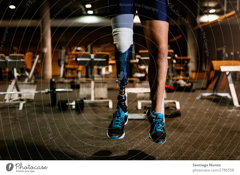 Nahaufnahme des Prothesenbeins des jungen Mannes beim Training in der Turnhalle. Jugendliche Athlet Sport prothetisch Porträt Behinderte deaktiviert