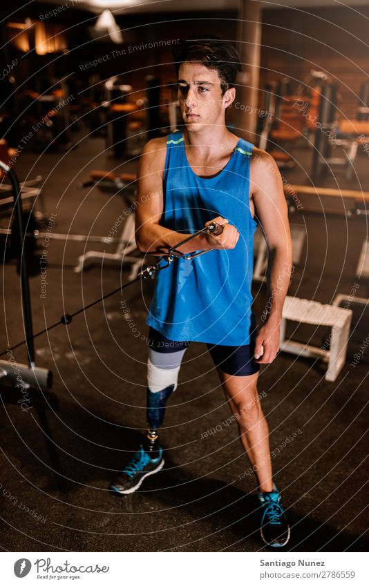 Behinderter junger Mann beim Training in der Turnhalle. Jugendliche Athlet Sport prothetisch Porträt deaktiviert üben Fitness Sporthalle Aktion Beine Seilrolle