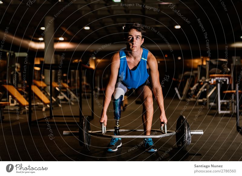 Behinderter junger Mann beim Training in der Turnhalle. Jugendliche Athlet Sport prothetisch deaktiviert Fitness Aktion Beine amputieren Amputation Prothesen