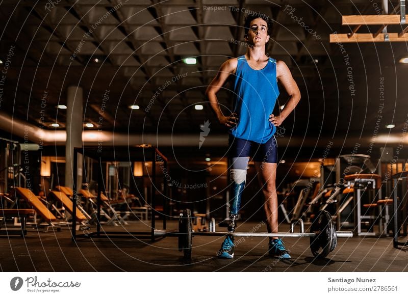 Behinderter junger Mann beim Training in der Turnhalle. Jugendliche Athlet Sport prothetisch deaktiviert Fitness Aktion Beine amputieren Amputation Prothesen