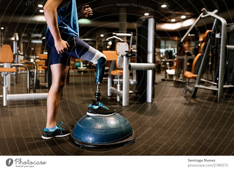 Behinderter junger Mann beim Training in der Turnhalle Jugendliche Athlet Sport prothetisch Porträt deaktiviert paralympisch üben Fitness Sporthalle Aktion