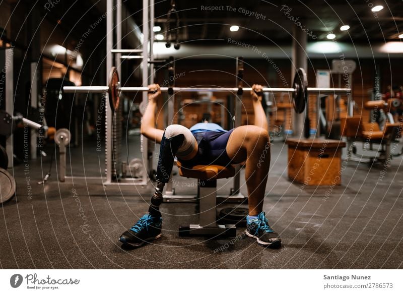 Behinderter junger Mann beim Training in der Turnhalle Jugendliche Athlet Sport prothetisch deaktiviert paralympisch Fitness Aktion Beine amputieren Amputation