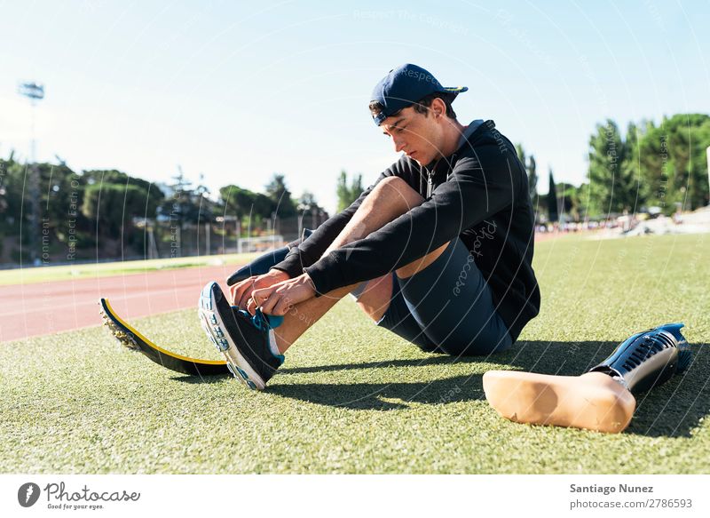 Behindertensportler bereit zum Training mit Beinprothese. Mann Läufer rennen Porträt Athlet Sport Prothesen Prothetik deaktiviert paralympisch Amputation