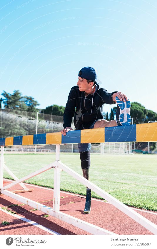 Behindertensportler beim Stretching mit Beinprothese Mann Läufer strecken Dehnung Athlet Sport Prothesen Prothetik deaktiviert Amputation Amputierte ungültig