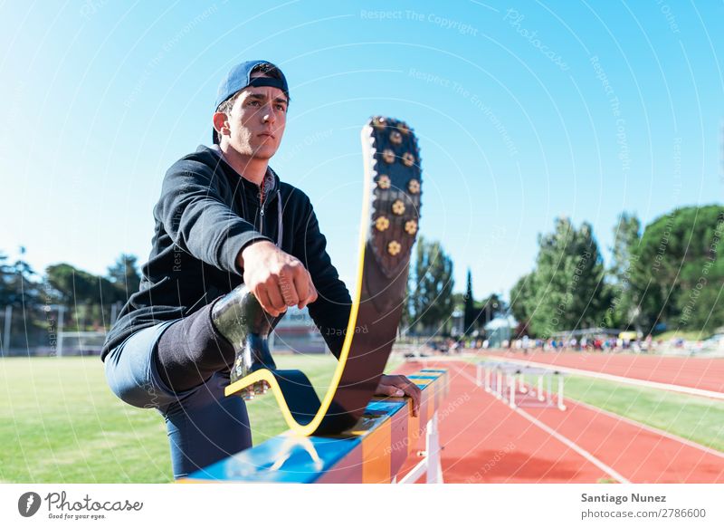 Behindertensportler beim Stretching mit Beinprothese. Mann Läufer strecken Dehnung Athlet Sport Prothesen Prothetik deaktiviert paralympisch Amputation