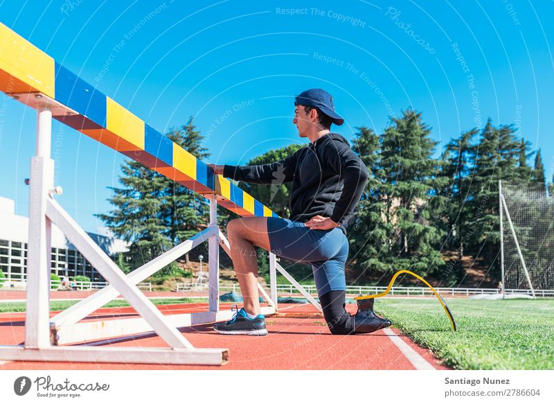 Behindertensportler beim Stretching mit Beinprothese Mann Läufer strecken Dehnung Athlet Sport Prothesen Prothetik deaktiviert Amputation Amputierte ungültig