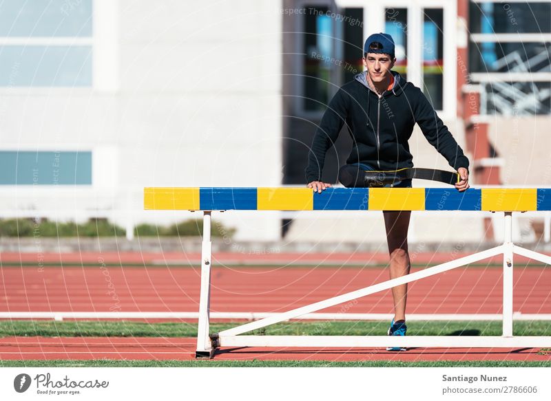 Behindertensportler beim Stretching mit Beinprothese. Paralympisches Sportkonzept. Mann Läufer strecken Dehnung Athlet Prothesen Prothetik deaktiviert