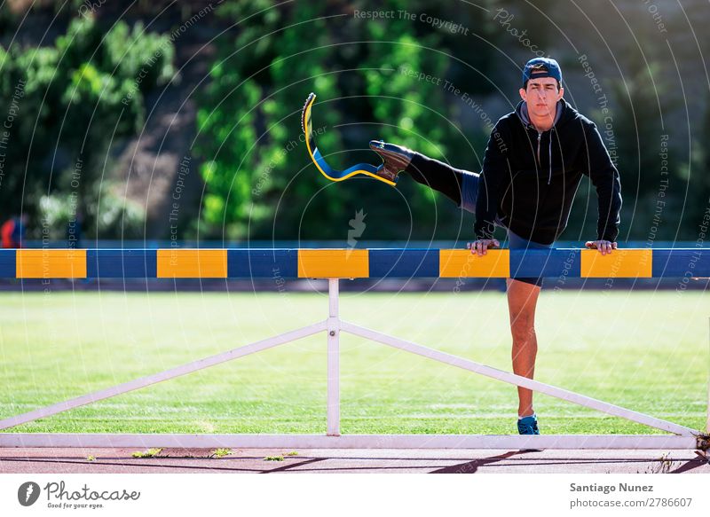 Behindertensportler beim Training mit der Beinprothese. Mann Läufer strecken Dehnung Athlet Sport Prothesen Prothetik deaktiviert paralympisch Amputation