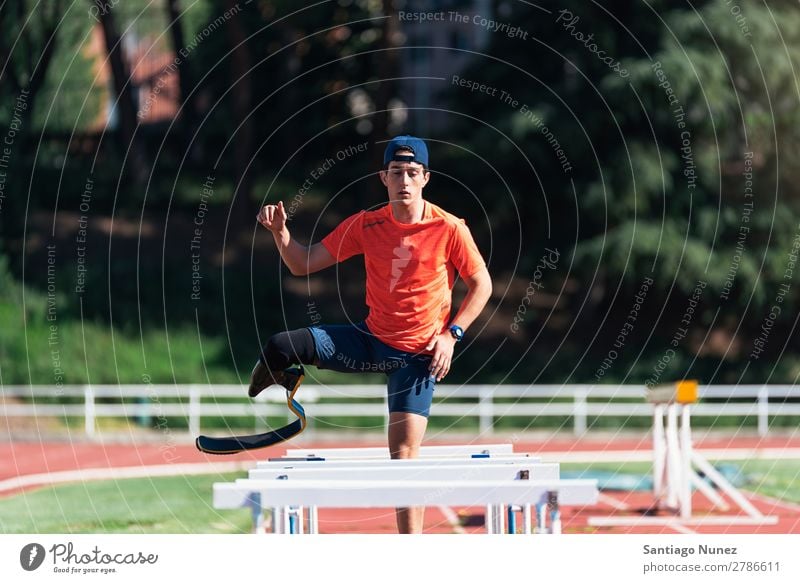 Behindertensportler beim Training mit der Beinprothese. Mann rennen Läufer Fitness springen Athlet Sport Prothesen Prothetik deaktiviert paralympisch Amputation