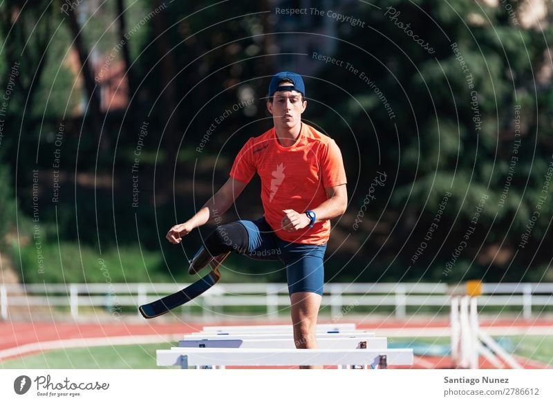 Behindertensportler beim Training mit der Beinprothese. Mann rennen Läufer Fitness springen Athlet Sport Prothesen Prothetik deaktiviert Amputation Amputierte