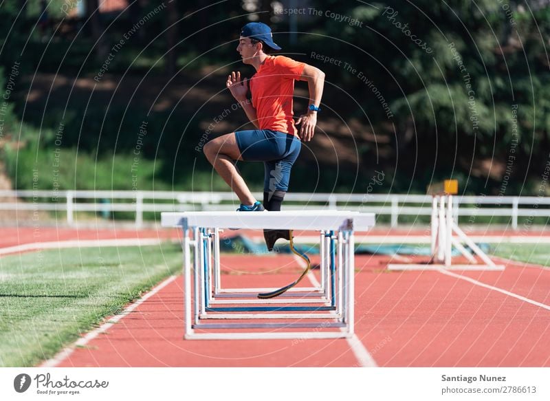 Behindertensportler beim Training mit der Beinprothese. Mann rennen Läufer Fitness springen Athlet Sport Prothesen Prothetik deaktiviert Amputation Amputierte