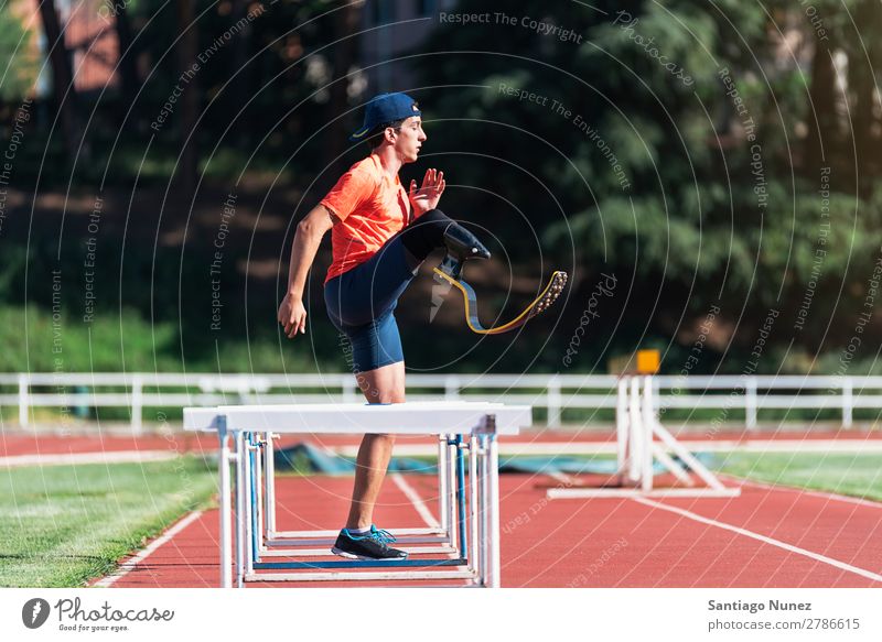 Behindertensportler beim Training mit der Beinprothese. Mann rennen Läufer Fitness springen Athlet Sport Prothesen Prothetik deaktiviert paralympisch Amputation