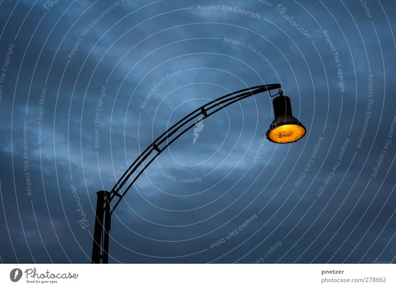 Licht im Dunkeln Energiewirtschaft Industrie Stadt leuchten dunkel hell Gefühle Lampe Beleuchtung erhellend Farbfoto Außenaufnahme Menschenleer