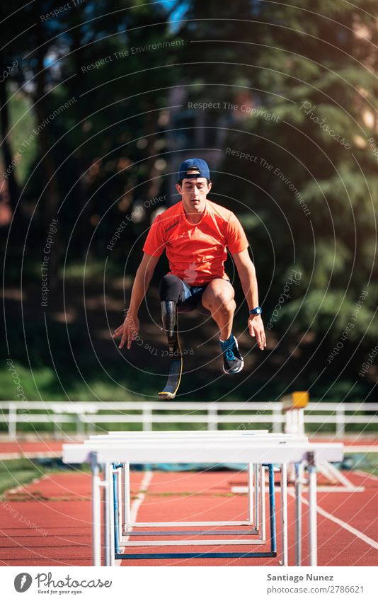 Behindertensportler beim Training mit der Beinprothese. Mann rennen Läufer springen Athlet Sport Prothesen Prothetik deaktiviert paralympisch Amputation