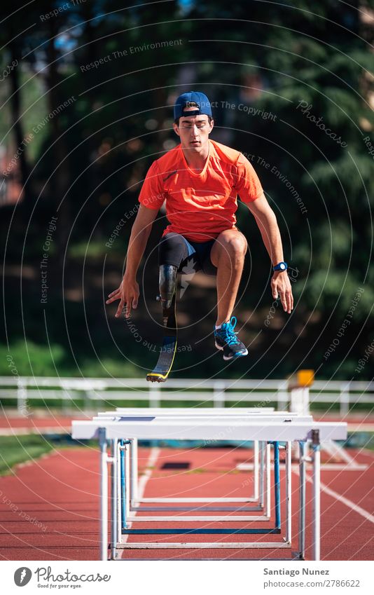 Behindertensportler Training mit Beinprothese Mann rennen Läufer springen Athlet Sport Prothesen Prothetik deaktiviert Amputation Amputierte ungültig