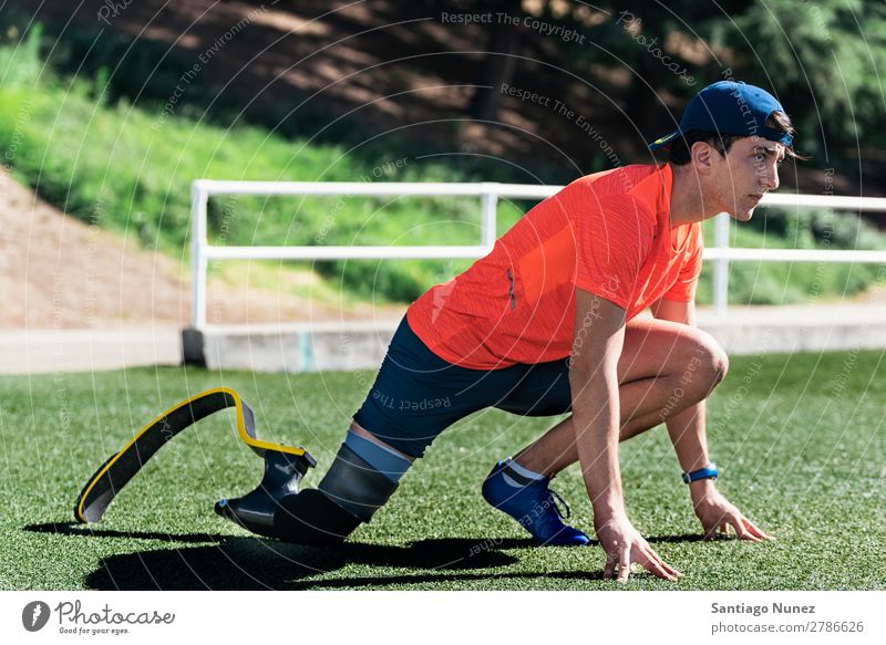 Behindertensportler beim Stretching mit Beinprothese. Mann Läufer strecken Dehnung Athlet Sport Prothesen Prothetik deaktiviert paralympisch Amputation