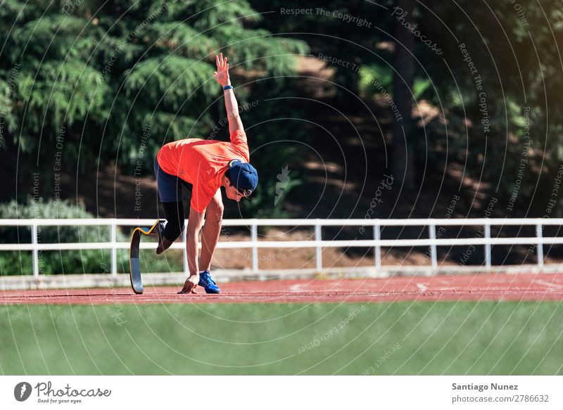 Behindertensportler beim Training mit der Beinprothese. Mann rennen Läufer Athlet Sport Prothesen Prothetik deaktiviert paralympisch Amputation Amputierte