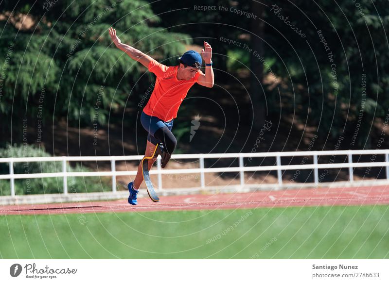 Behindertensportler beim Training mit der Beinprothese. Mann rennen Läufer Athlet Sport Prothesen Prothetik deaktiviert paralympisch Amputation Amputierte