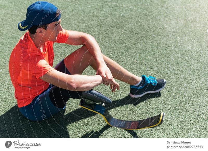 Behindertensportler machen eine Pause. Mann Läufer Porträt Athlet Sport Prothesen Prothetik deaktiviert paralympisch Amputation Sitz sitzen aussruhen Erholung