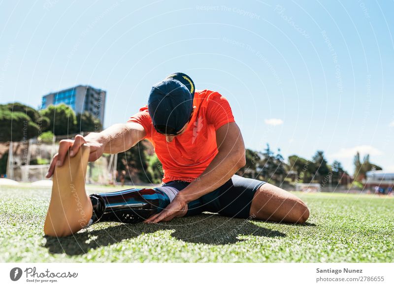 Behindertensportler beim Stretching mit Beinprothese. Mann Läufer strecken Dehnung Athlet Sport Prothesen Prothetik deaktiviert paralympisch Amputation