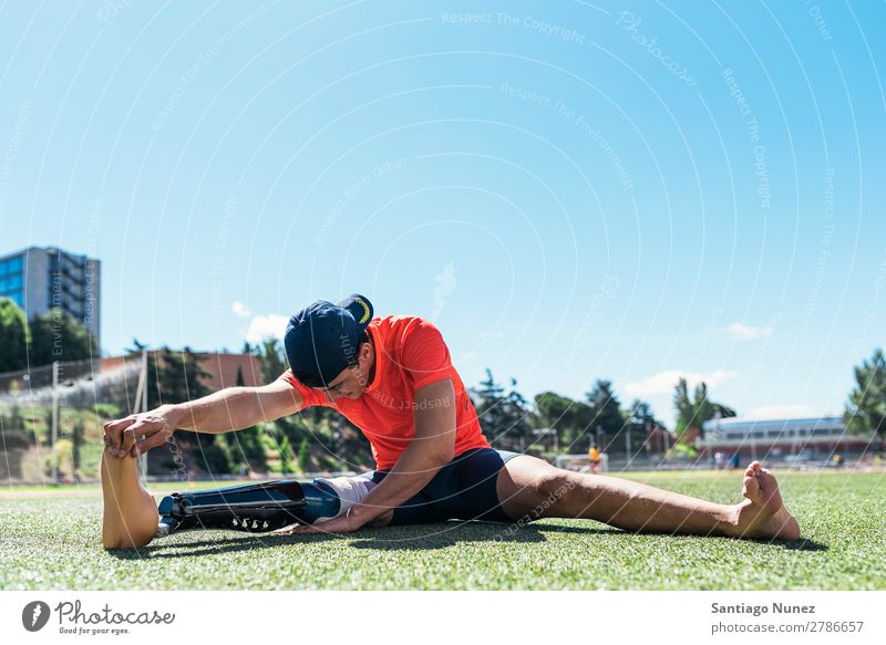 Behindertensportler beim Stretching mit Beinprothese. Mann Läufer strecken Dehnung Athlet Sport Prothesen Prothetik deaktiviert paralympisch Amputation