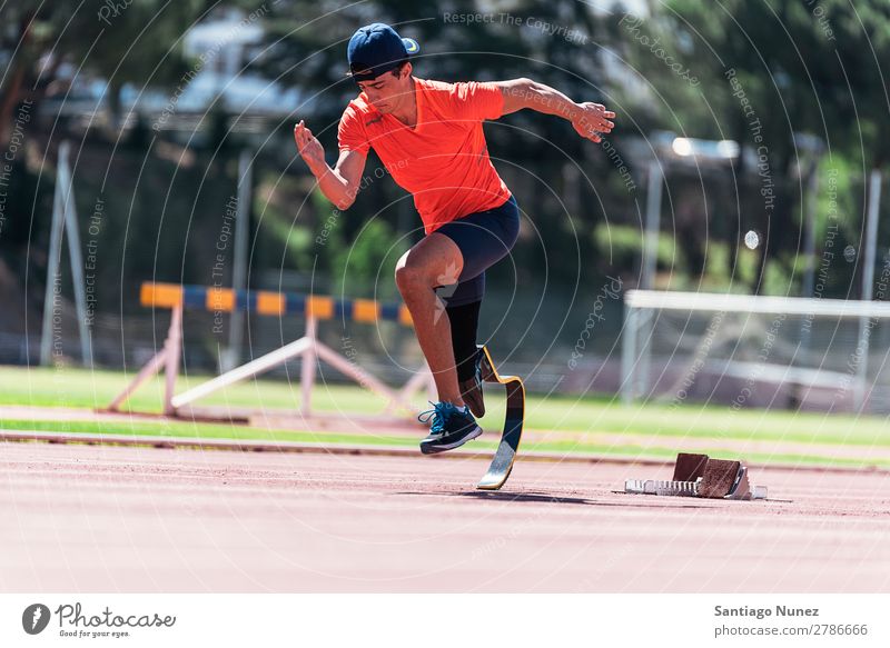 Behindertensportler beim Training mit der Beinprothese. Mann rennen Läufer Athlet Sport Prothesen Prothetik deaktiviert paralympisch Amputation Amputierte