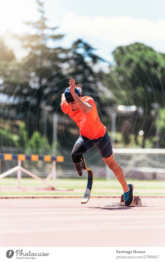 Behindertensportler beim Training mit der Beinprothese. Mann rennen Läufer Athlet Sport Prothesen Prothetik deaktiviert paralympisch Amputation Amputierte