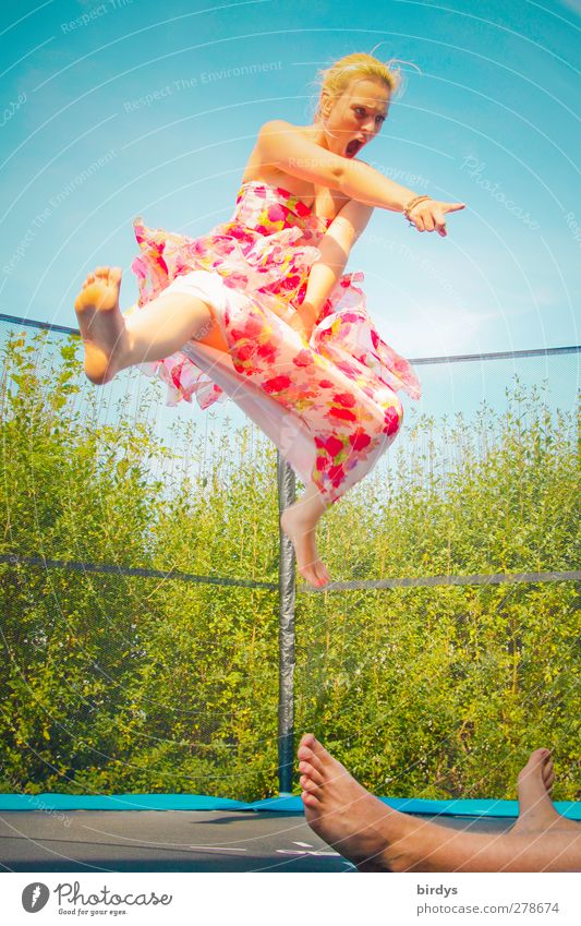 Beziehungsarbeit Trampolin Mensch Junge Frau Jugendliche Junger Mann Paar 2 Wolkenloser Himmel Frühling Sommer Schönes Wetter Kleid blond springen toben