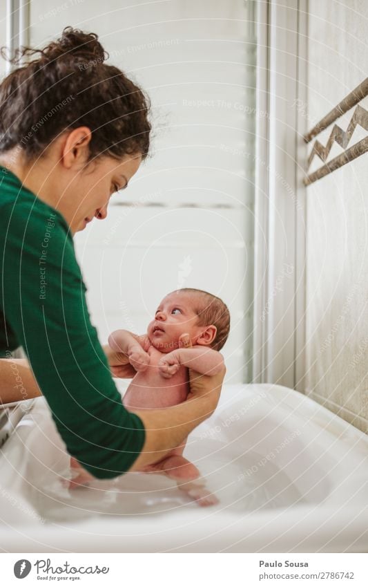 Neugeborenenbad Wellness Mensch feminin Kind Baby Kleinkind Junge Frau Jugendliche Mutter Erwachsene 2 0-12 Monate 18-30 Jahre Schwimmen & Baden berühren