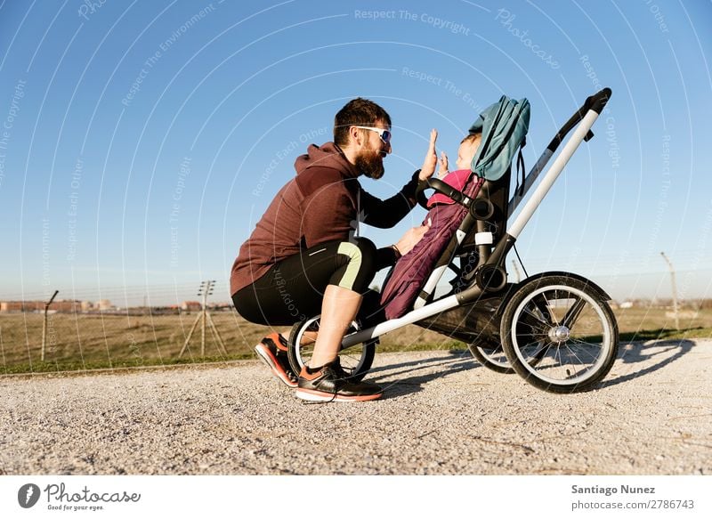 Vater und Sohn beim Spaziergang im Park Kinderwagen Joggen rennen Buggy Familie Baby Bildung Lächeln spielen jung außerhalb schön trainiert. Natur Herbst