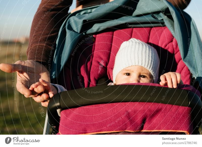 Kleinkind im sitzenden Kinderwagen. Baby Wagen Natur Sommer Vater Eltern Winter Tag Sonnenstrahlen klein Jugendliche Mädchen Park Freude Lächeln Kindheit Glück