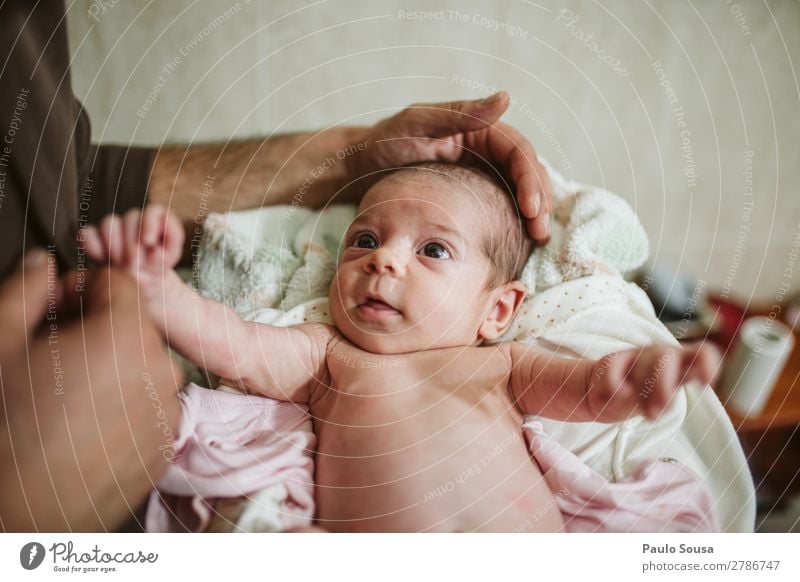 Vater und Tochter Neugeborene Erholung Mensch maskulin Kind Baby Kleinkind Junger Mann Jugendliche Erwachsene 2 0-12 Monate 18-30 Jahre Schwimmen & Baden