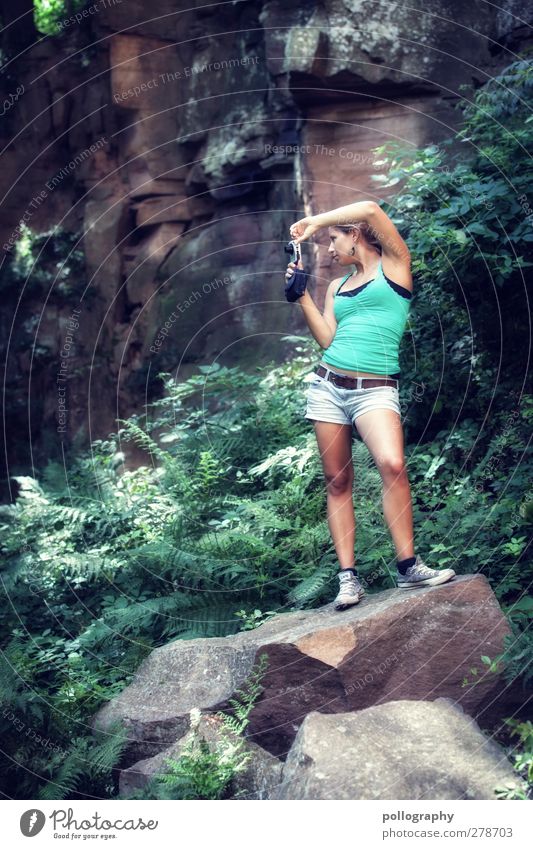 Haltungswertung 8/10 Mensch feminin Junge Frau Jugendliche Erwachsene Leben 18-30 Jahre Natur Landschaft Pflanze Sommer Klima Schönes Wetter Sträucher Farn