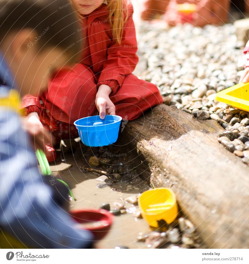 Gugelhupf Spielen Kinderspiel Mensch maskulin feminin Mädchen Junge Geschwister Bruder Schwester Kindheit 2 3-8 Jahre Kieselsteine Spielplatz Freundschaft