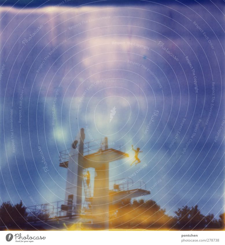 Polaroid Mensch springt vom Sprungturm aus 10 Metern Höhe. Mut Junger Mann Jugendliche Sport springen Sprungbrett blau Himmel Freibad Sommer Farbfoto