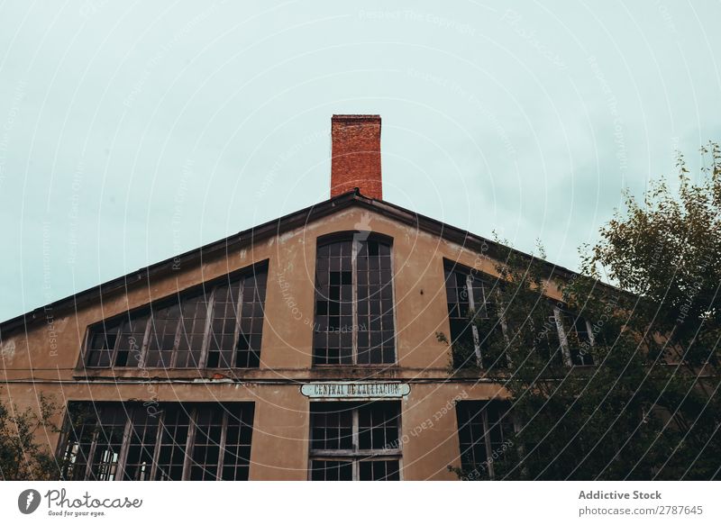 Fassade eines alten Gebäudes und bewölkter Himmel rot Konstruktion Fenster Schornstein Baum kaputt Himmel (Jenseits) Wolken groß Außenseite Architektur