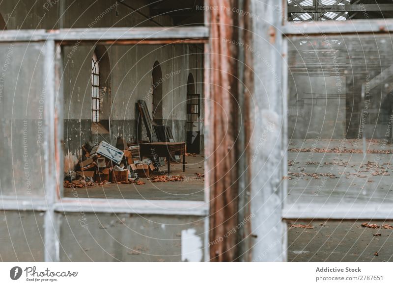 Alte kaputte Konstruktion mit kaputten Fenstern und Möbeln alt Gebäude Menschenleer Ruine Aussicht Blatt gruselig Müll Lagerhalle Wand Beton Fabrik ausleeren