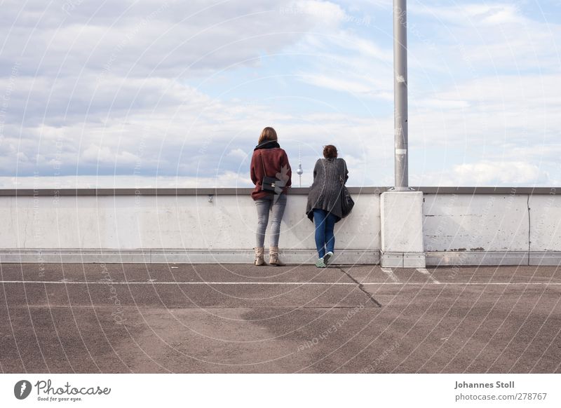 Alex gucken Sightseeing Städtereise feminin Junge Frau Jugendliche 2 Mensch Himmel Parkhaus Mauer Wand Dach Sehenswürdigkeit Wahrzeichen Fernsehturm