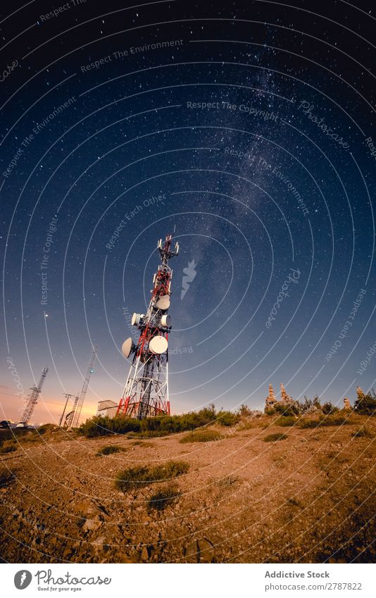 Kommunikationsturm und Himmel mit Sternen am Abend Mitteilung Turm Antenne Himmel (Jenseits) Nacht Höhe Astronomie Weltall Galaxie Entwurf Satellit abstrakt