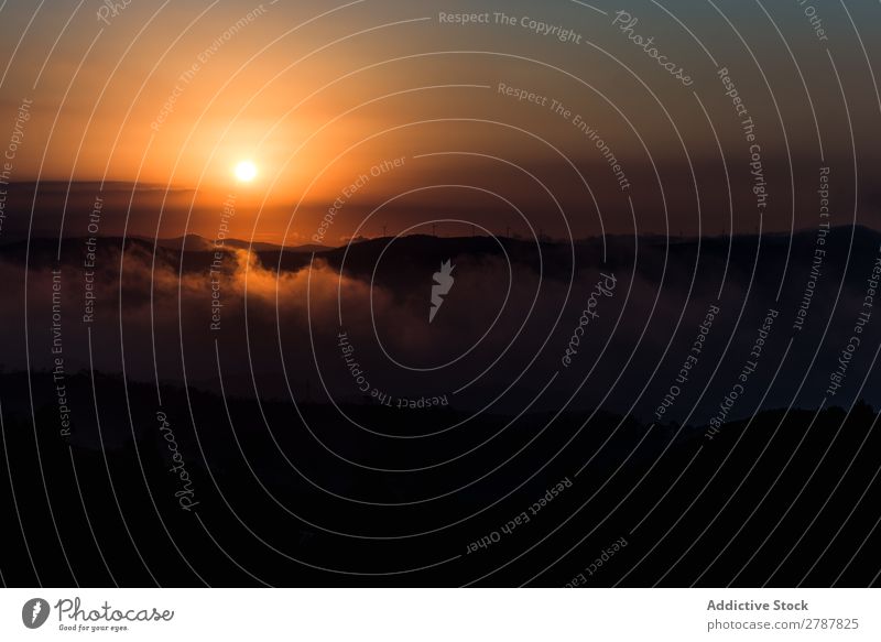 Erstaunlicher Blick auf Berge und blauen Himmel bei Sonnenaufgang Hügel Sonnenuntergang Orange wunderbar Oberfläche Berge u. Gebirge Höhe erstaunlich Aussicht