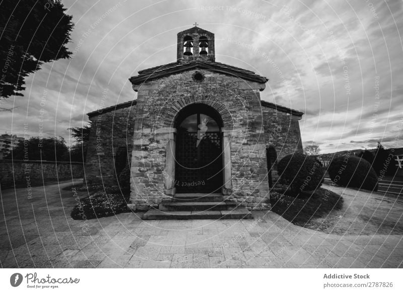 Alte antike Kathedrale Hügel Himmel Kloster Pflanze Gerichtsgebäude Berge u. Gebirge Wolken Himmel (Jenseits) blau alt Religion & Glaube grün Gebäude Stein Höhe