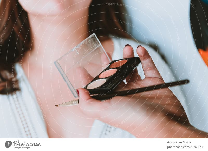 Frauenhand mit Pinsel und Puder bei der Dame Stylist Schminke Bürste Pulver Hand Textmarker Jugendliche anhaben Licht Beautyfotografie Mode Stil Glamour