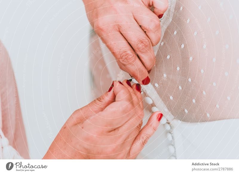 Frau knöpfte das Brautkleid an der Dame zu. Hochzeit Kleid zuknöpfend Hand Jugendliche Rücken schön weiß elegant Feste & Feiern Vorbereitung Hilfsbereitschaft